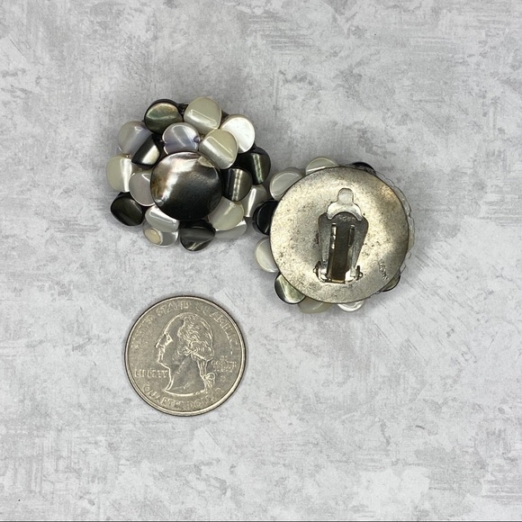 Vintage Japan B&W Pearl Clip On Earrings - Picture 6 of 6
